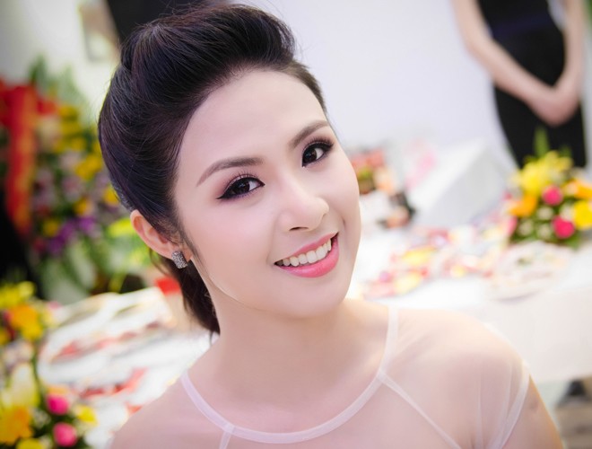 Ngọc Hân đọ vai trần trắng muốt bên Thúy Hằng - ảnh 5